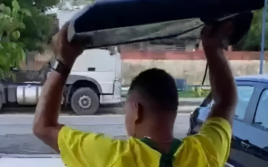 Atirou a TV para o meio da rua depois da derrota do Brasil e a mulher passou-se. “Ela quer ver a novela”