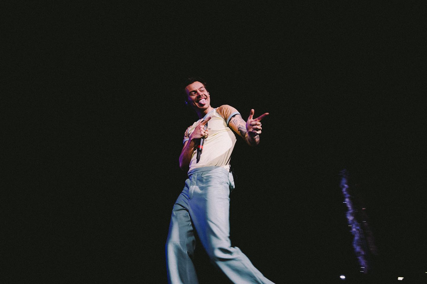 Harry Styles rapou o cabelo e os fãs não estão a saber lidar. Veja o novo visual do cantor (e as reações hilariantes)