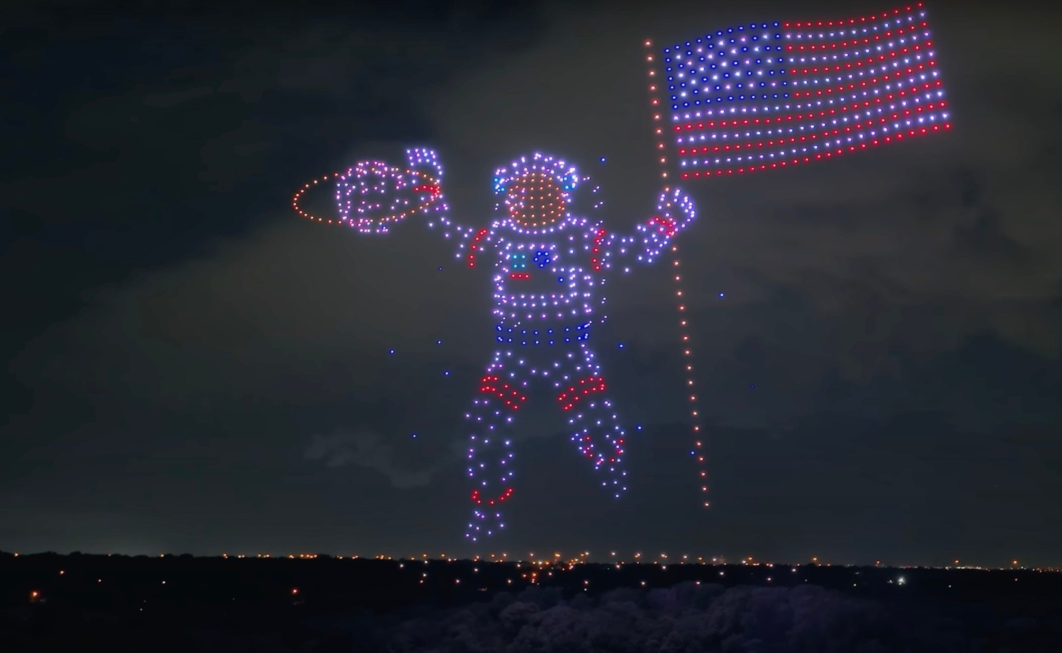 Drones iluminam o céu nos EUA e substituem fogo de artifício nas celebrações do Dia da Independência