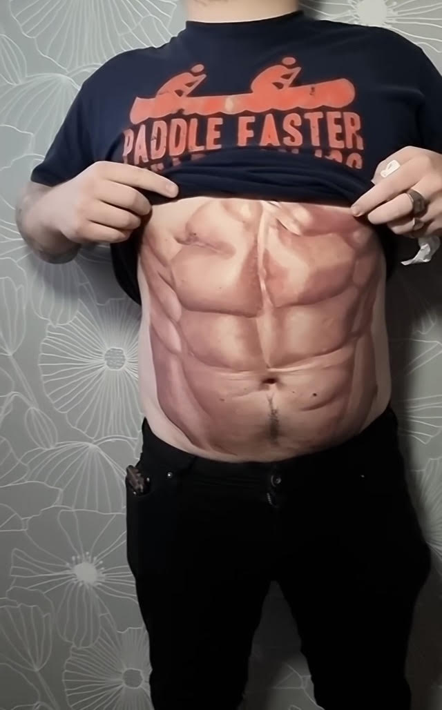 Insólito. Homem tatua abdominais na barriga e tem “corpo de verão em dois dias”. Veja o vídeo