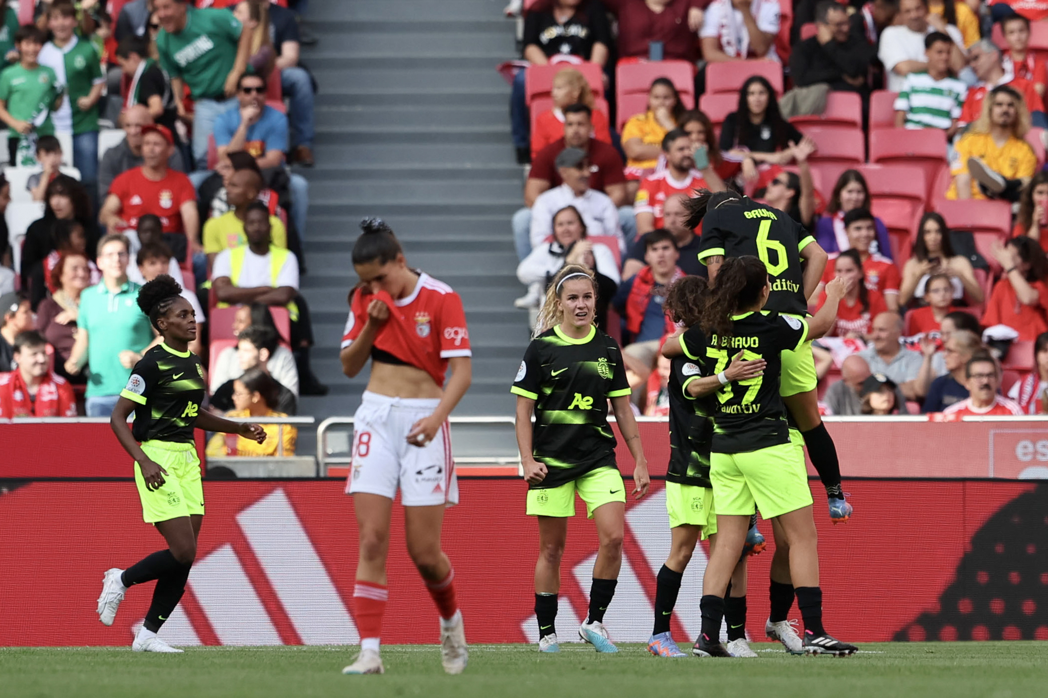 Benfica goleia Sporting na Luz e apura-se para as meias-finais da Taça de  Portugal feminina - Futebol Feminino - Jornal Record