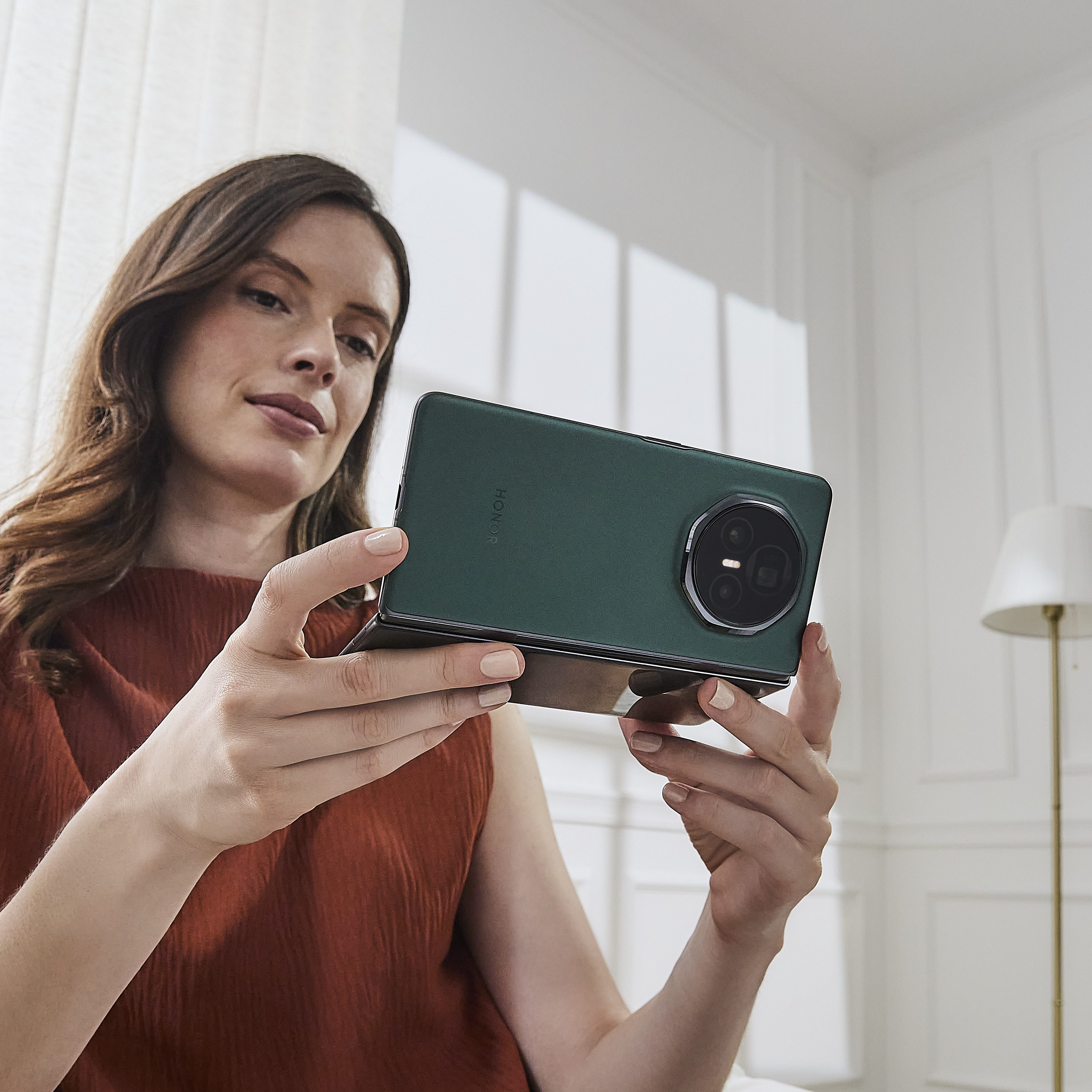 Este é o telemóvel dobrável mais fino do mundo — e chega num tom de verde bem instagramável