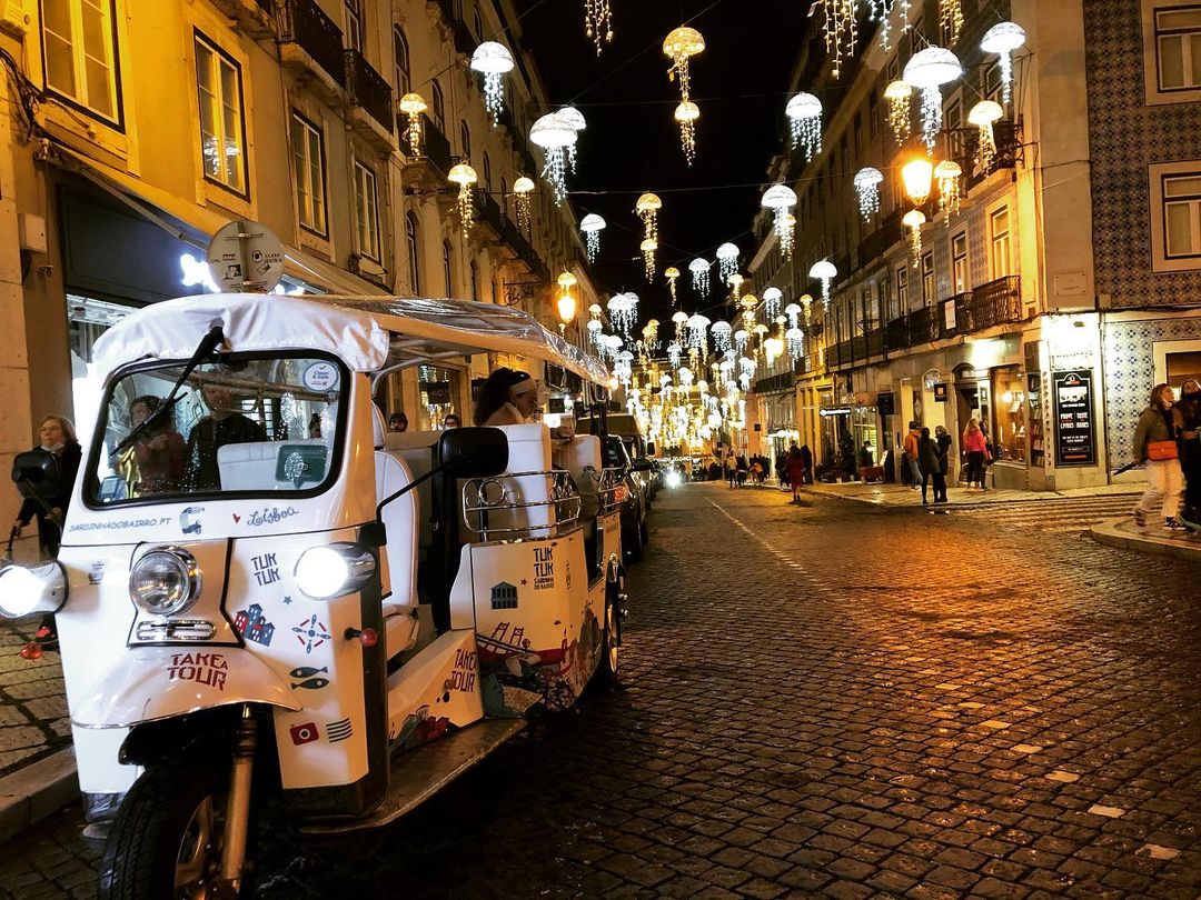 Natal sem planos? Que tal um passeio de tuk tuk pelas luzes natalícias de Lisboa?