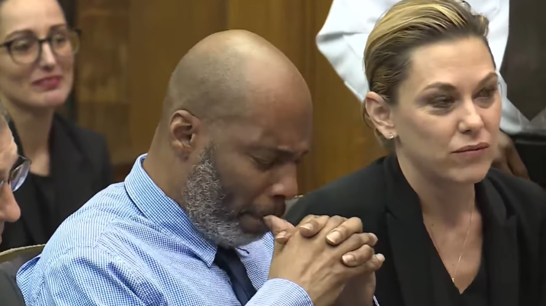 Este homem passou 28 anos na prisão por um crime que não cometeu. Foi finalmente libertado (Vídeo)