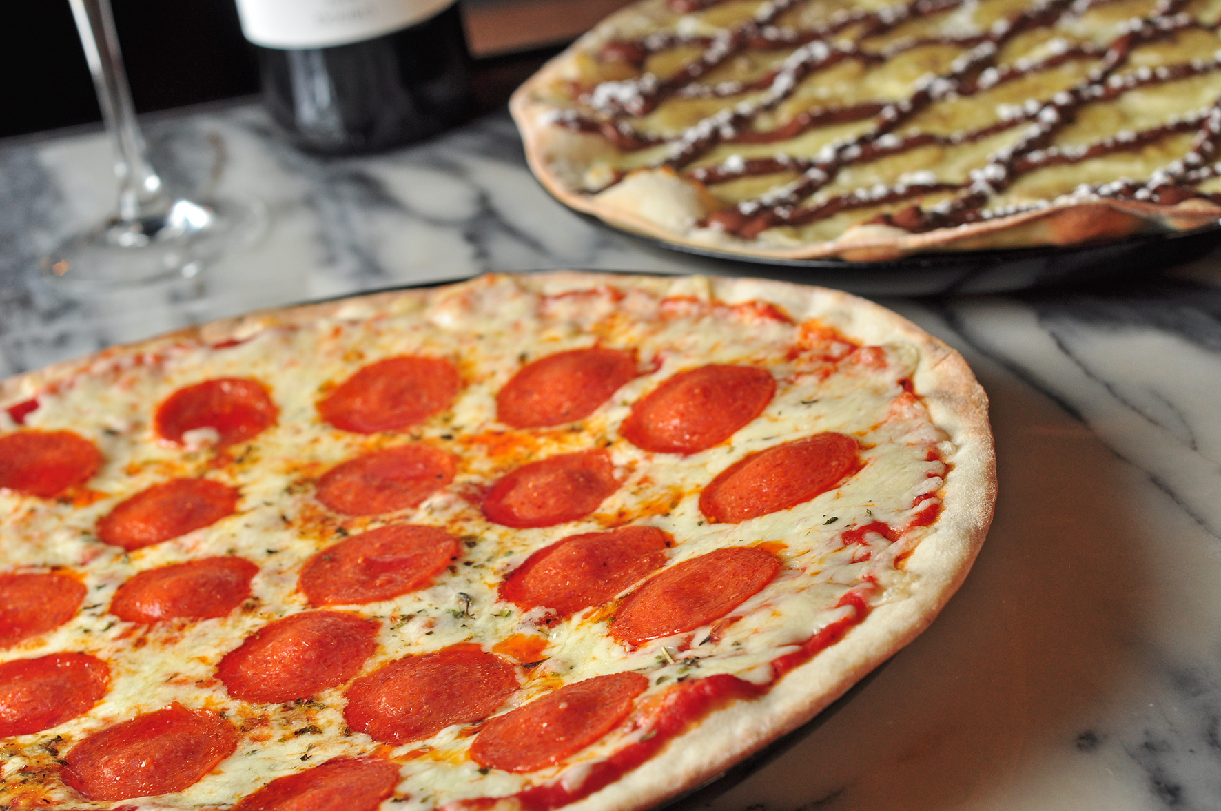 Pizzas de massa fina que não se desfazem e gulosas racletes: descubra o Rēbu, em Cascais