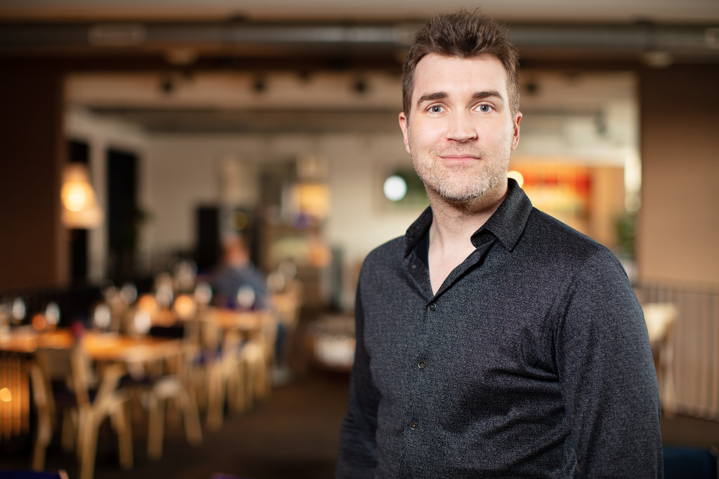 “A Mulher à Janela”. Autor do livro que deu um filme da Netflix mentiu sobre ter cancro (e não só)