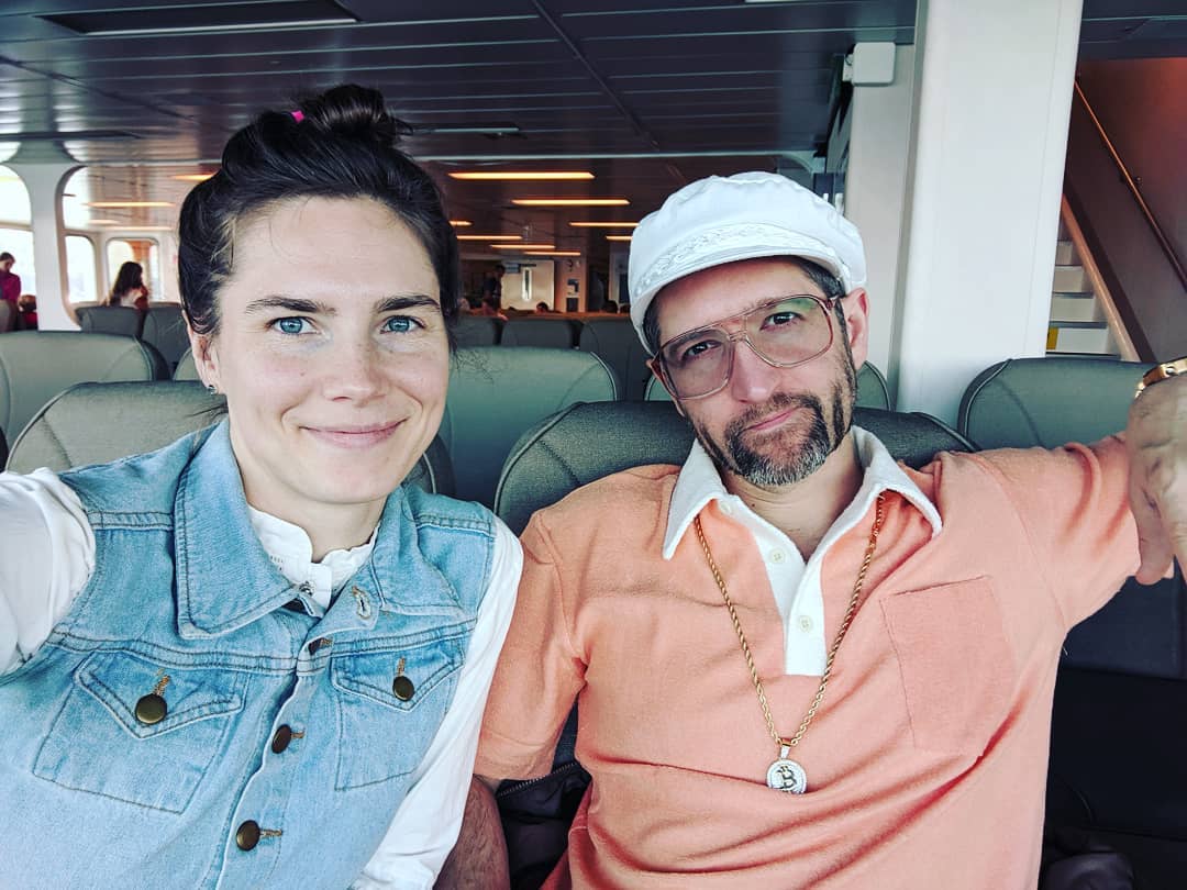 Amanda Knox pede ajuda para financiar casamento. Em troca, dá livro de poemas