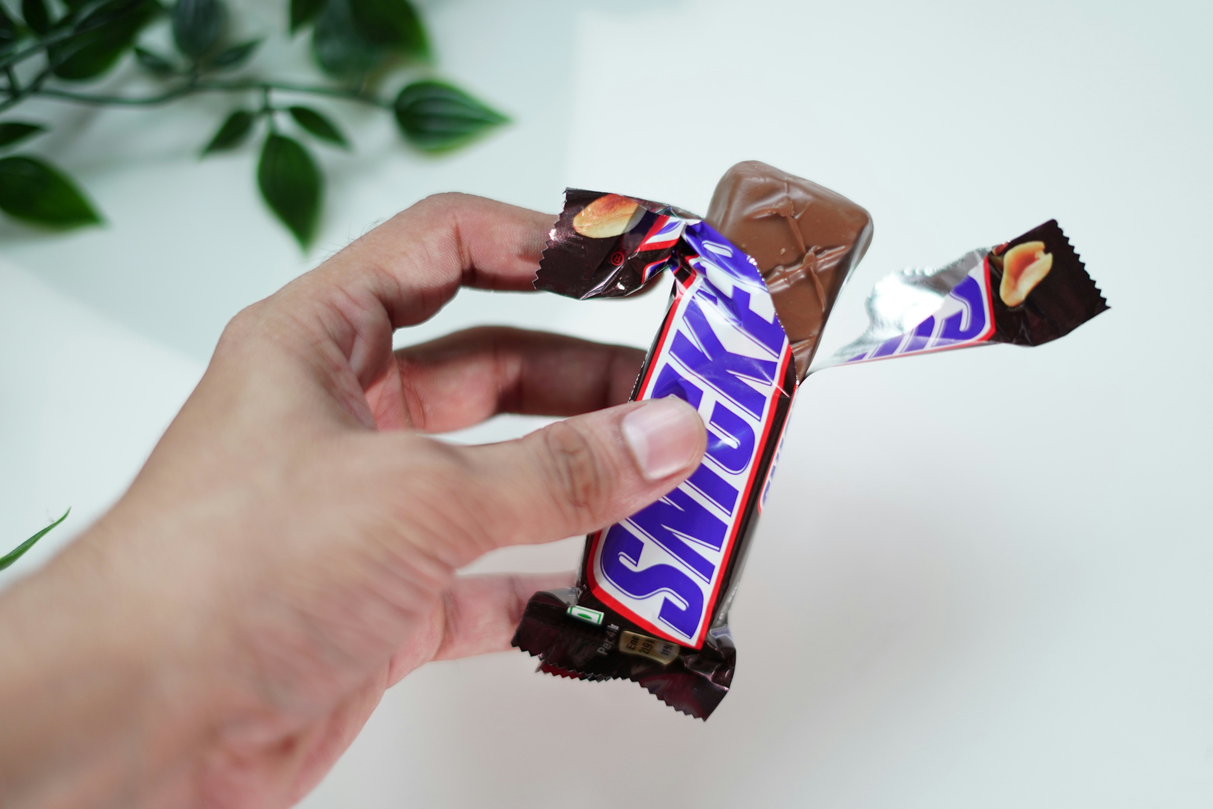 Homem é enterrado em caixão a imitar uma barra de chocolate Snickers. Veja a foto