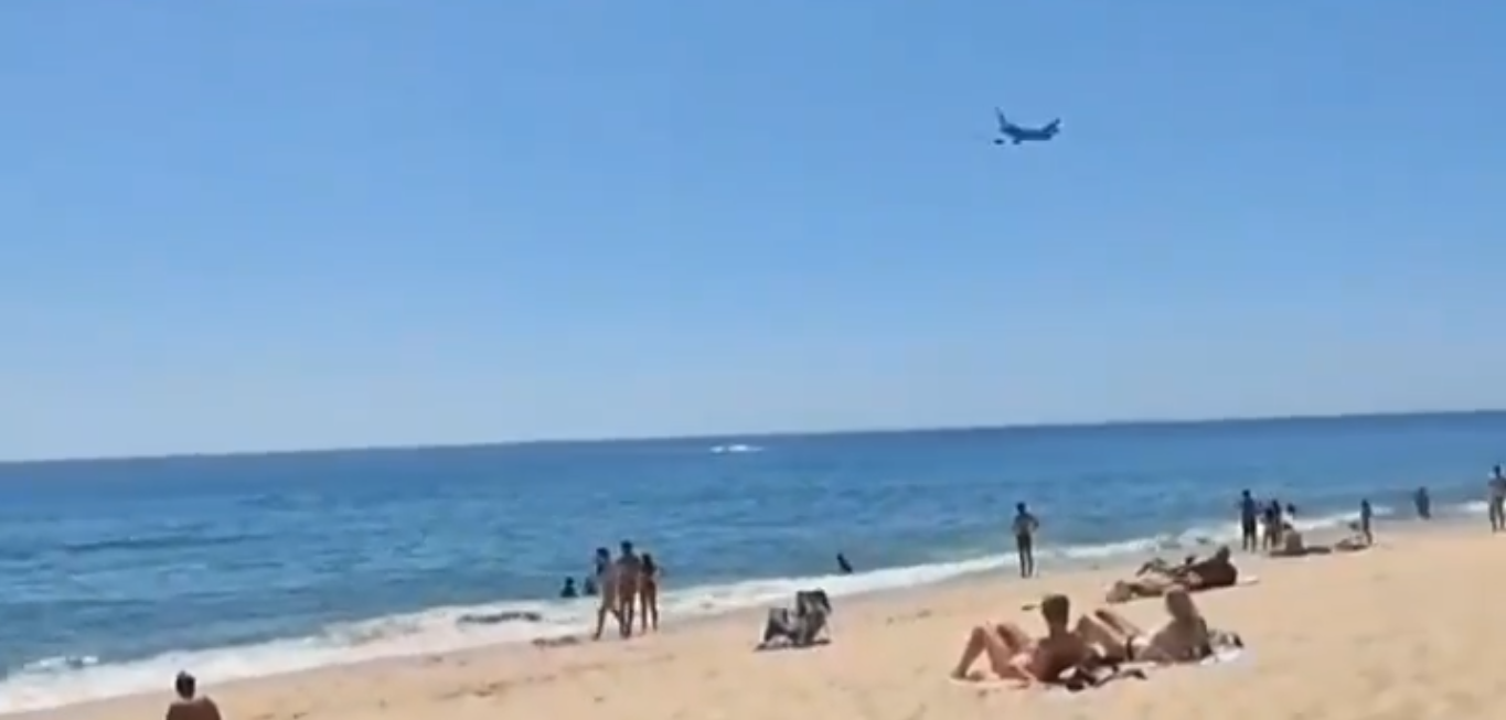 Avião passa rente ao areal das praias do Algarve e lança pânico