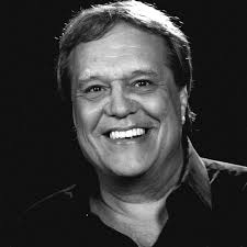 Dennis Carvalho morre aos 78 anos. Causa da morte não foi divulgada pelo hospital a pedido da família