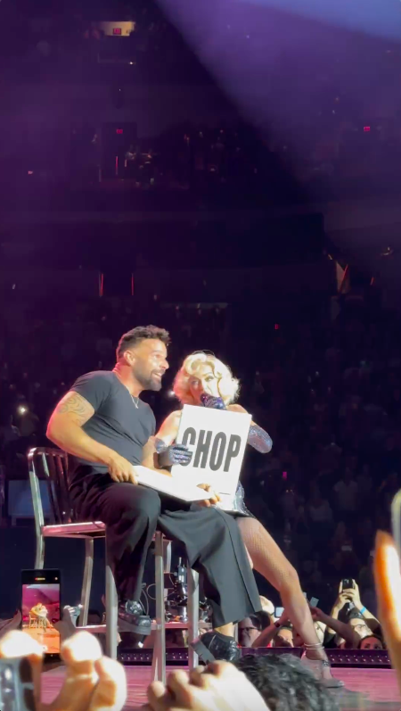 Vídeo de Ricky Martin com suposta ereção durante concerto de Madonna já é viral. Veja as imagens