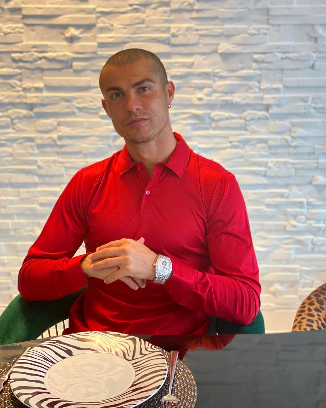 Cristiano Ronaldo volta a testar positivo ao novo coronavírus. Está assintomático e a treinar em casa