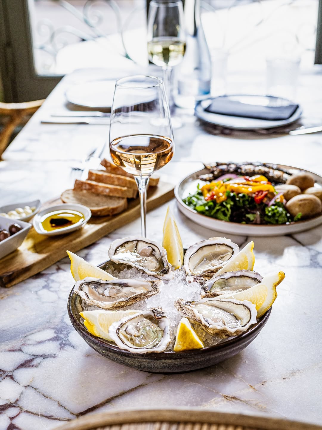 Degustar pratos e vinhos requintados dentro de uma garrafeira? Em Cascais, há um menu exclusivo para isso