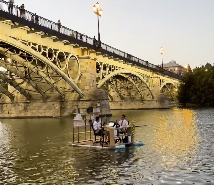 Marca monta escritório flutuante e operacional que anda a navegar no rio