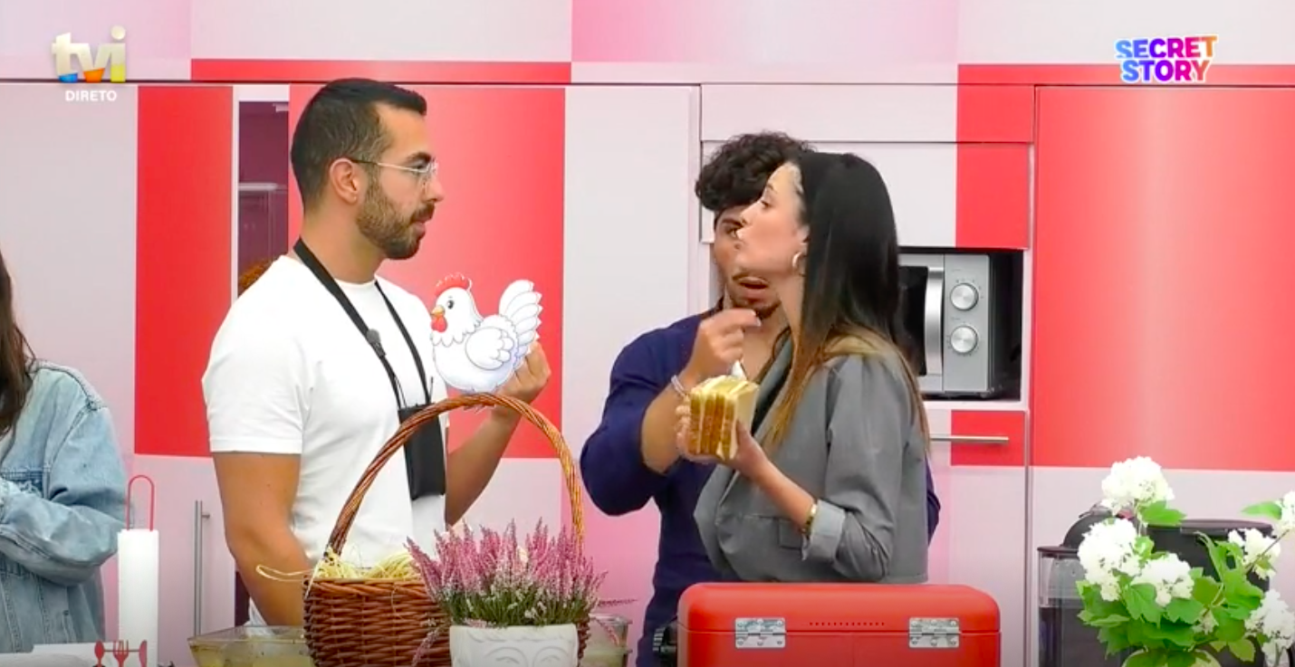 Renata e Diogo Alexandre voltam a discutir por causa da comida. “E esse queijo todo numa tosta?”