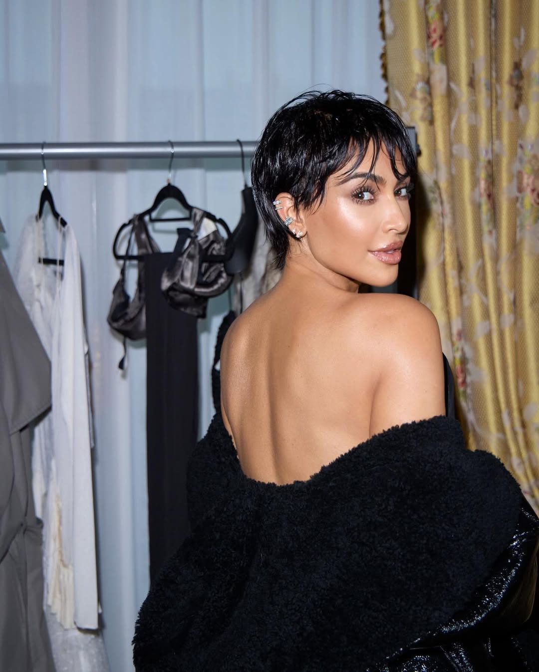 Kim Kardashian aparece com o cabelo curto e está cada vez mais parecida com a mãe. Veja as fotos