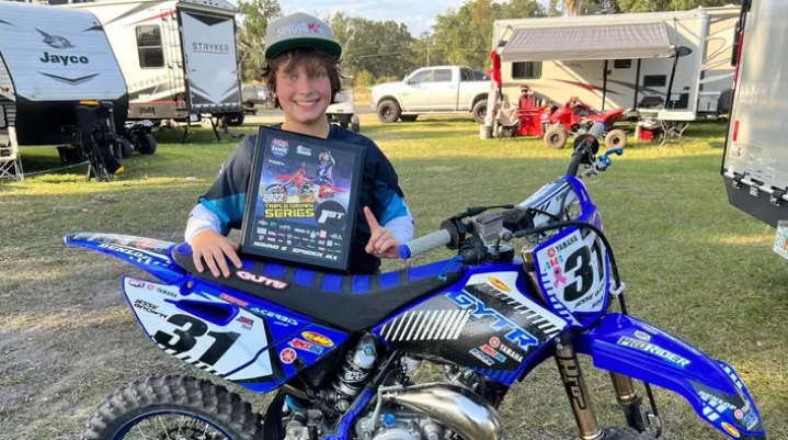 Menino de 11 anos morre após contrair bactéria que lhe começou a devorar a carne