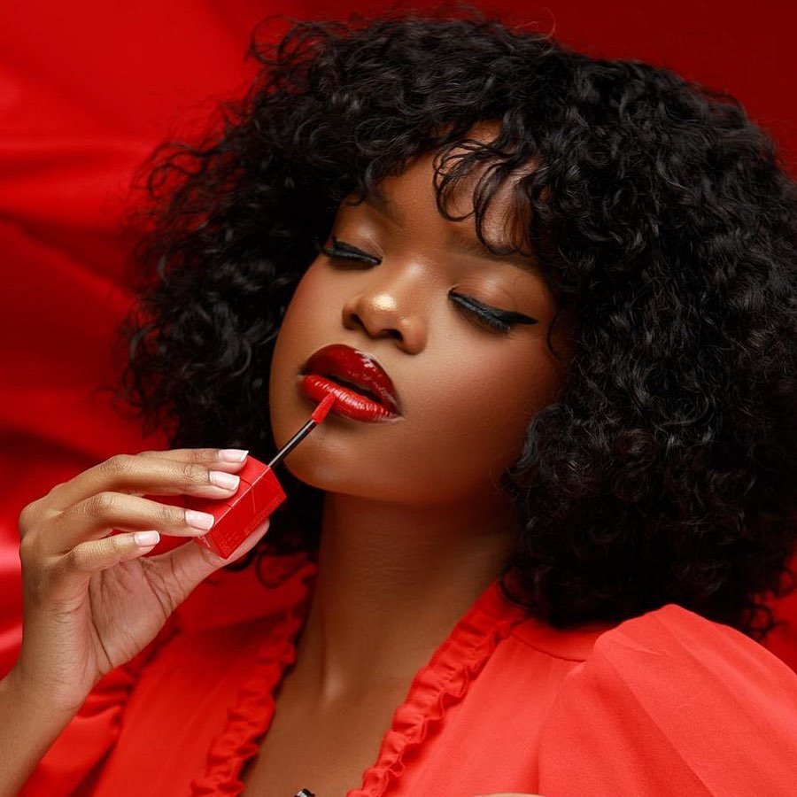 Este novo batom com cores irresistíveis não mancha a roupa nem sai da sua boca por 16 horas