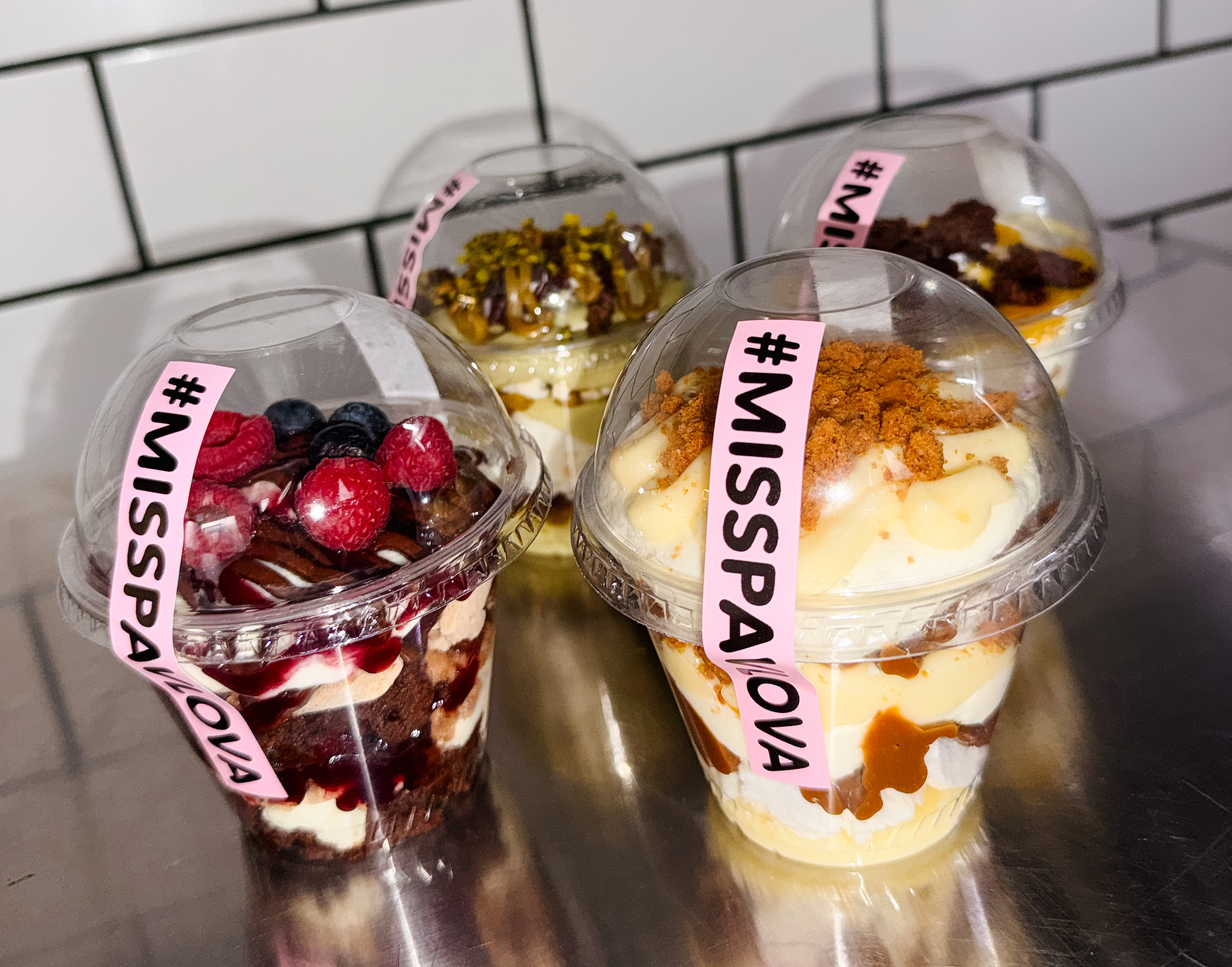As novas sobremesas da Miss Pavlova vêm em copos e são uma autêntica confusão (das boas)