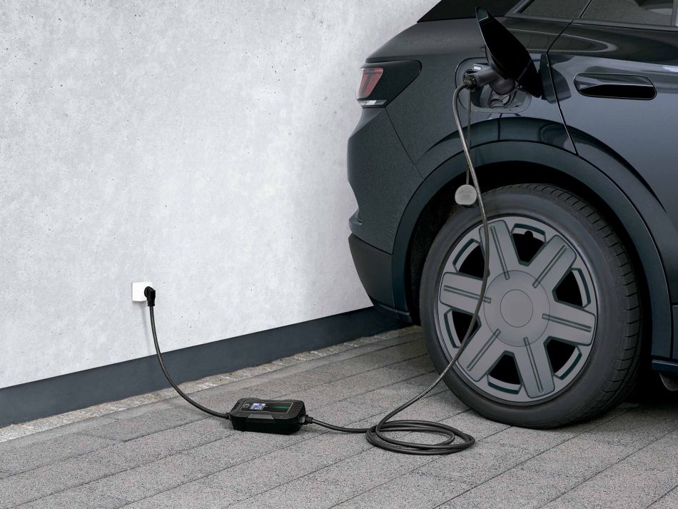 Tem um carro elétrico ou híbrido? Lidl já tem carregadores portáteis (com preços desde 169€)