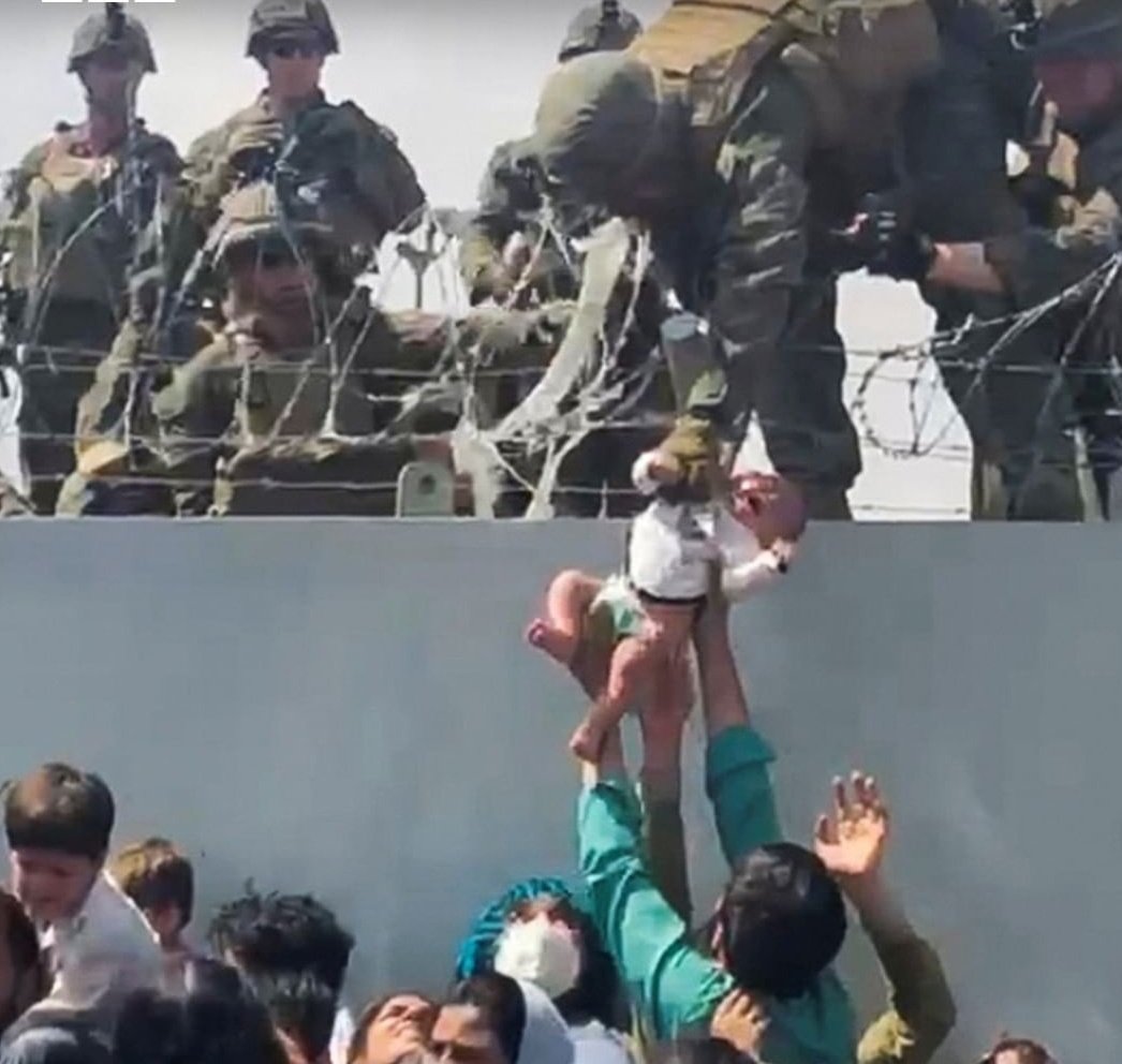 A história da foto que emocionou o mundo: bebé entregue às tropas em Cabul regressa à família