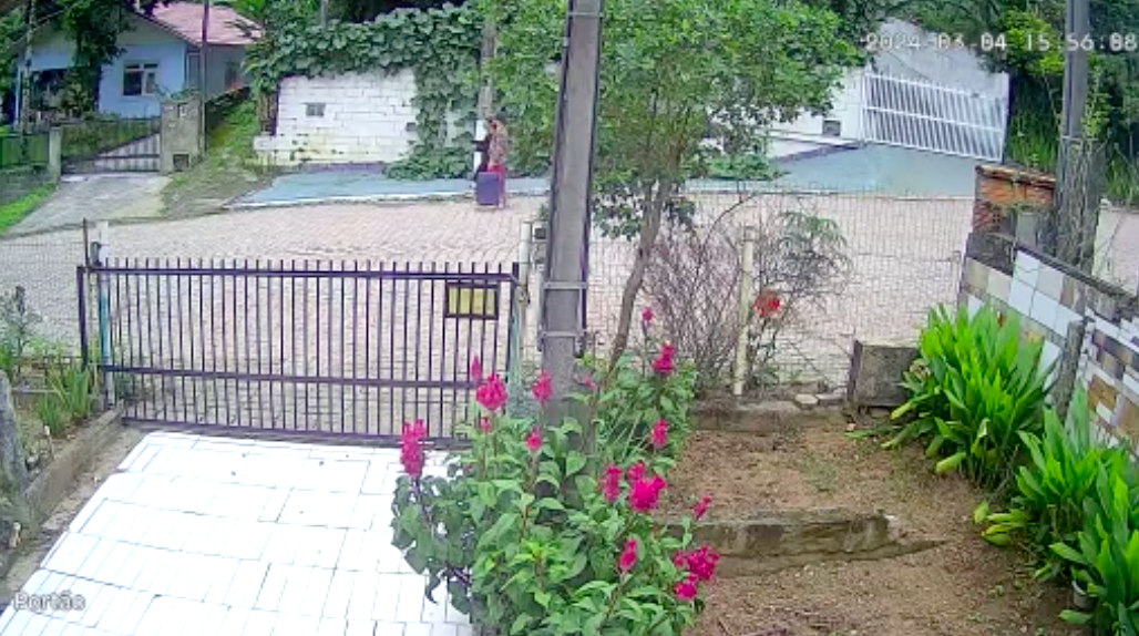 Casal é apanhado por câmaras a levar filha de 3 anos morta dentro de mala de viagem (VÍDEO)