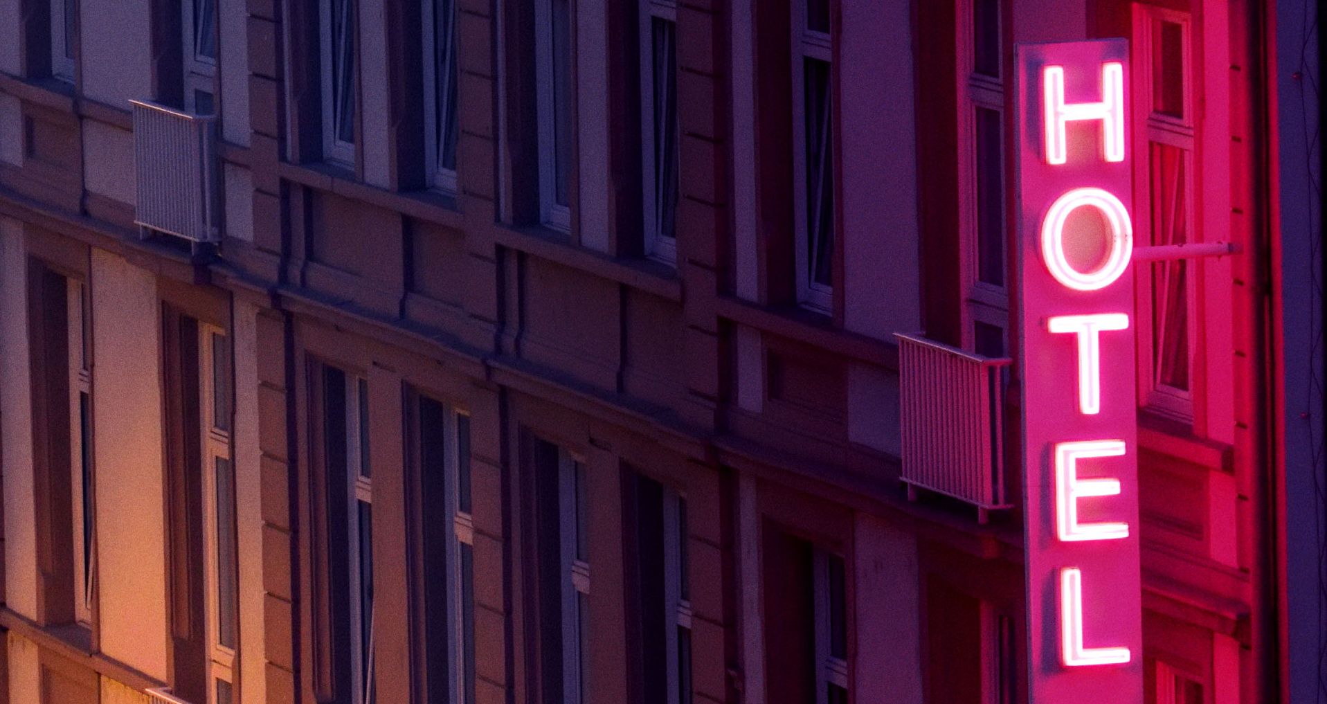 Momondo lança Connect us para juntar quem se ama “a meio caminho”