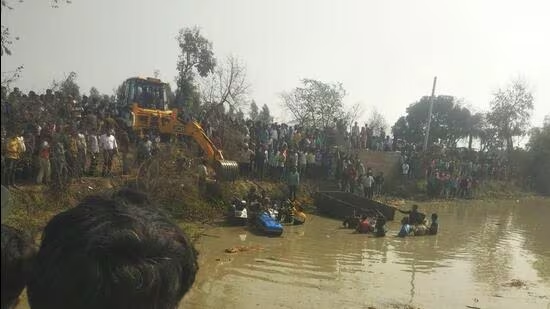 8 crianças morrem em acidente com trator. Operações de socorro estão a decorrer (VÍDEO)
