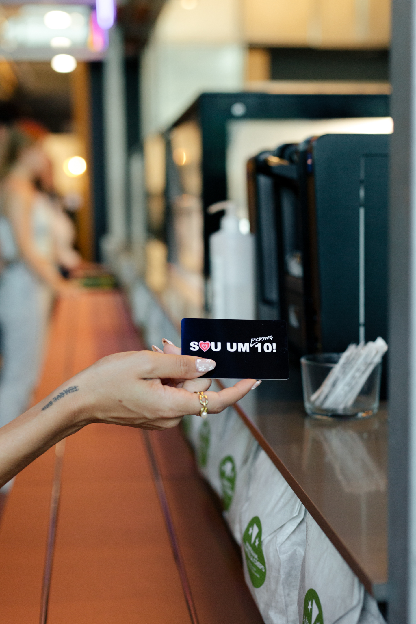 Este cartão dá descontos em vários restaurantes — e é obra da influenciadora Mariana Bossy