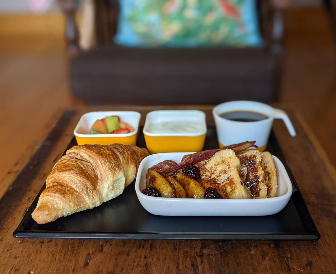 Louco por viagens, Nik matou o vício de uma forma hilariante: comida de avião em casa. Veja as fotos