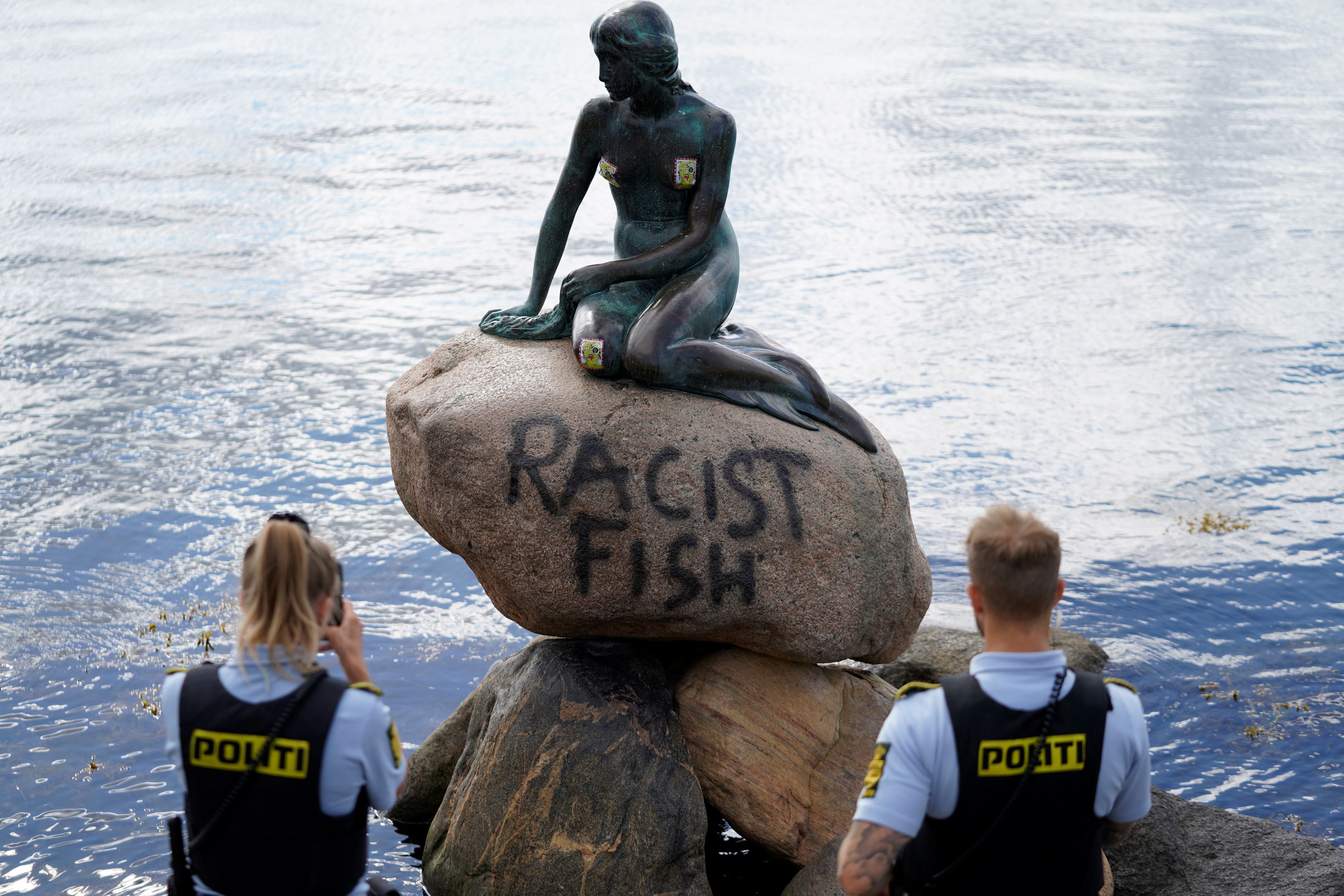 Estátua icónica com sereia foi vandalizada na Dinamarca e chamada de “peixe racista”