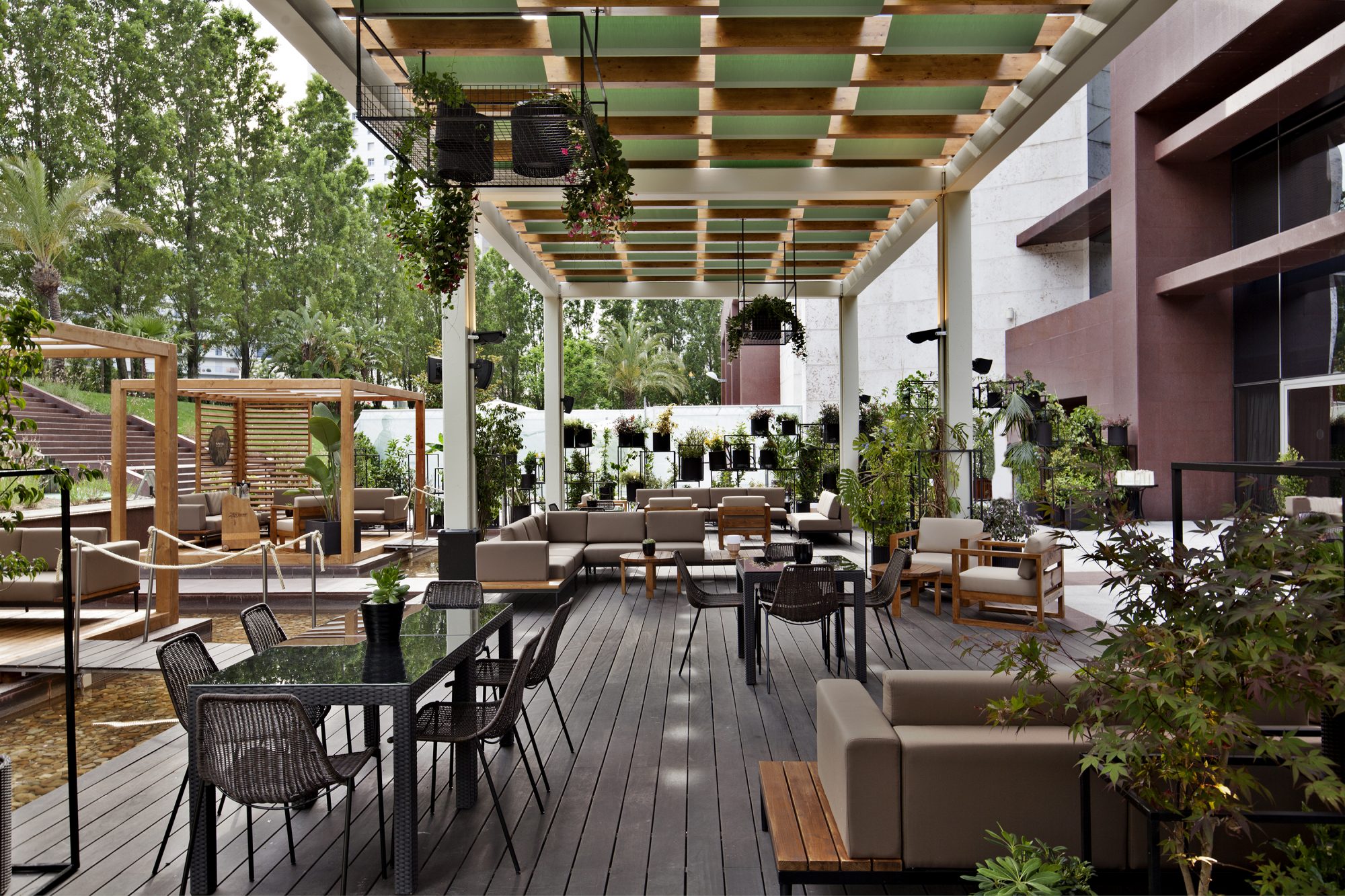 Há um novo bar entre Sete Rios e a Praça de Espanha — e é o espaço perfeito para o verão
