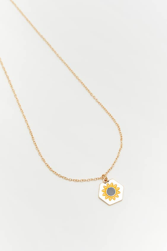 Das conchas às pedras coloridas, 15 colares que vão mudar o seu look até 12.99€