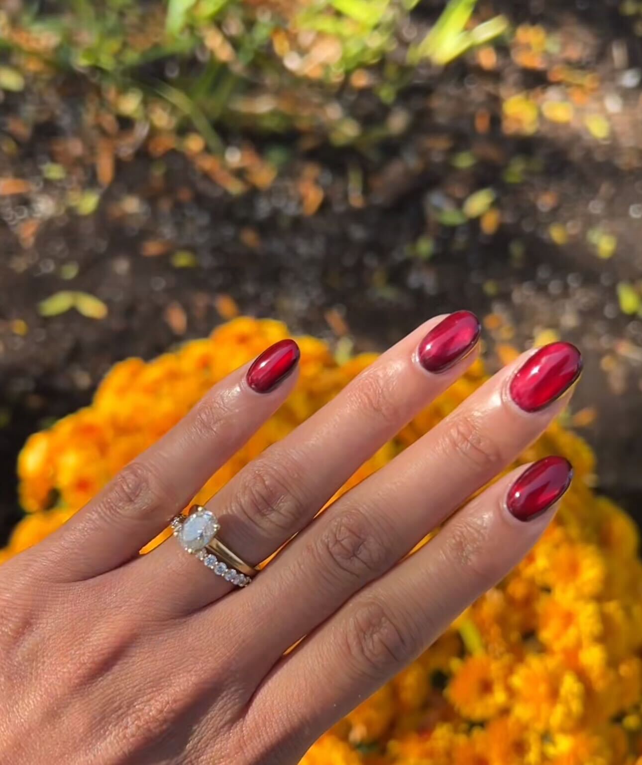 Pomegranate seed nails. Manicure inspirada em fruta do outono é a tendência do momento