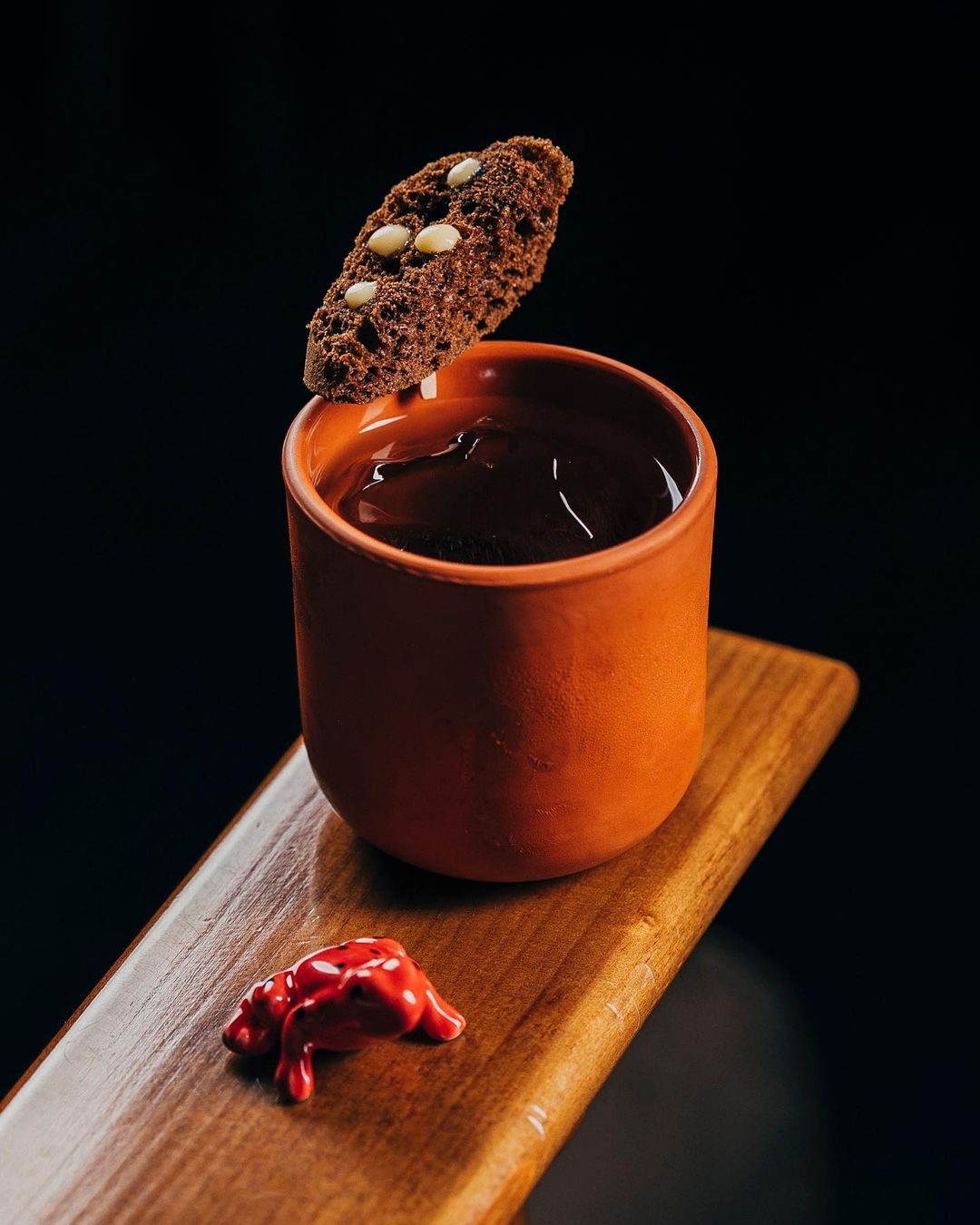 Entre os melhores bares do mundo, está um português — e tem um cocktail com alho negro