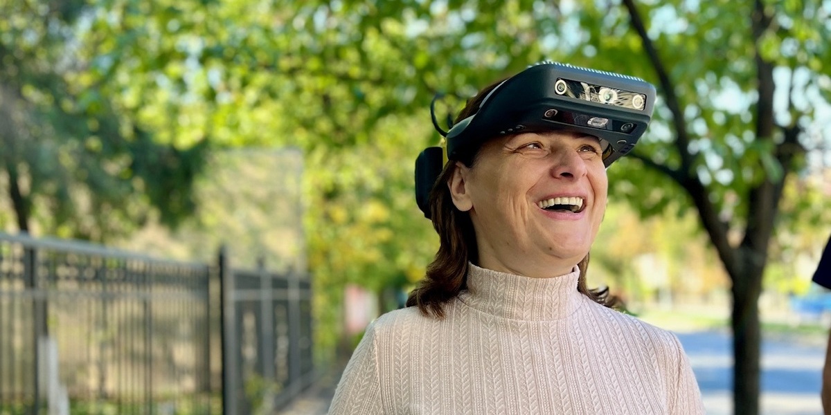 Este headset funciona como um “cão-guia” virtual para ajudar quem não vê a navegar pelo mundo
