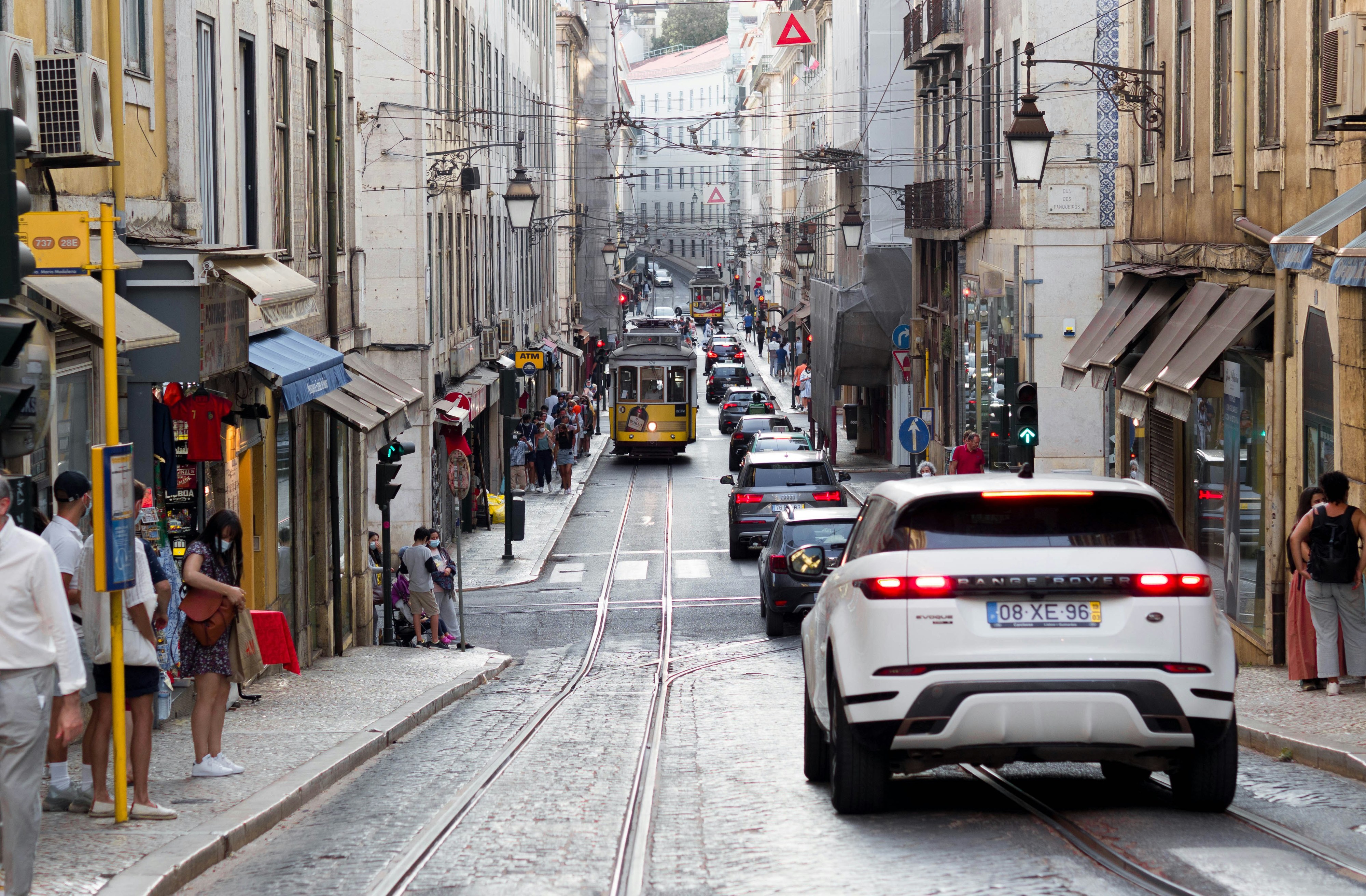Circulação no centro de Lisboa pode ficar restrita só a carros 100% elétricos. Entenda
