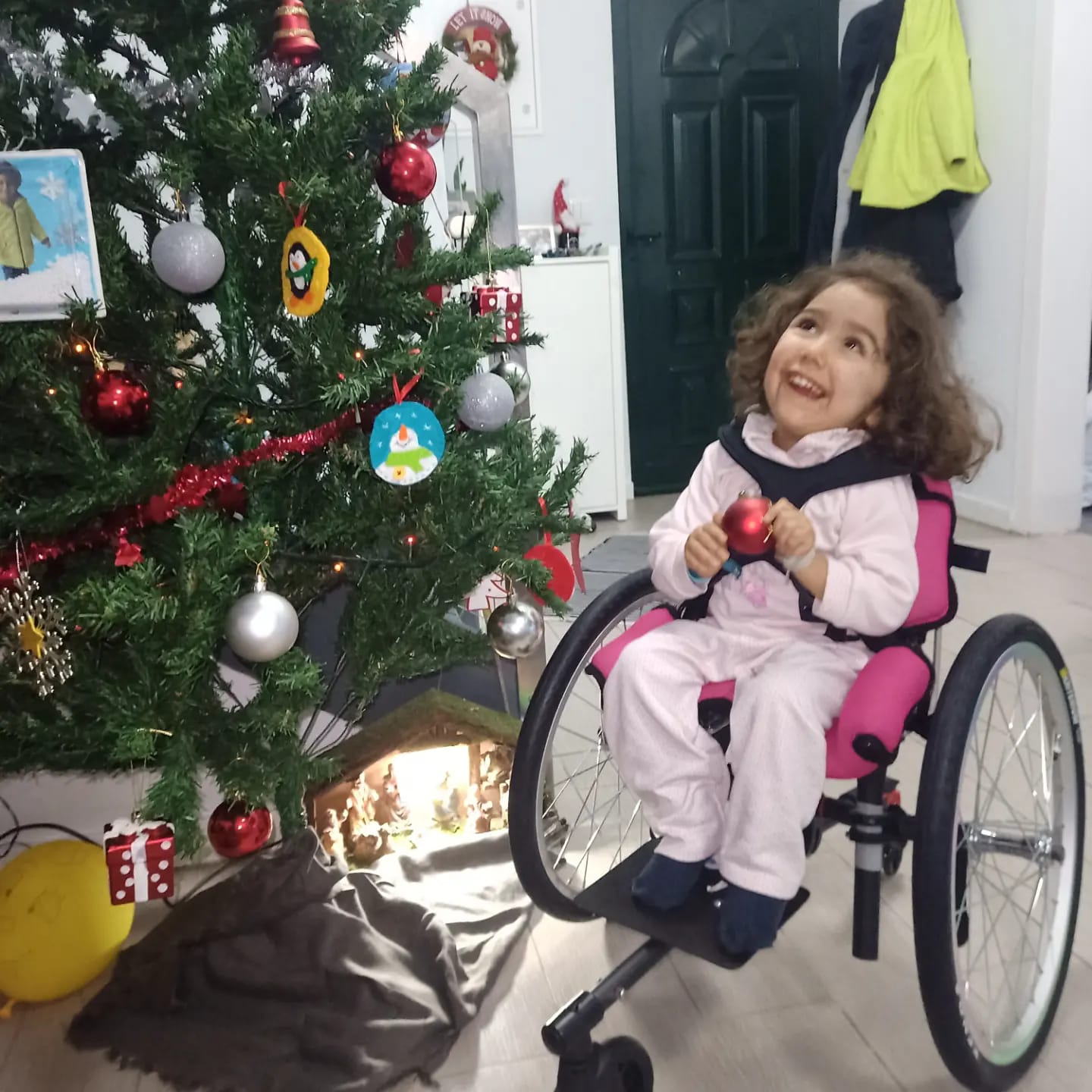 Pai construiu uma cadeira de rodas para a filha de 3 anos a partir de peças de bicicletas