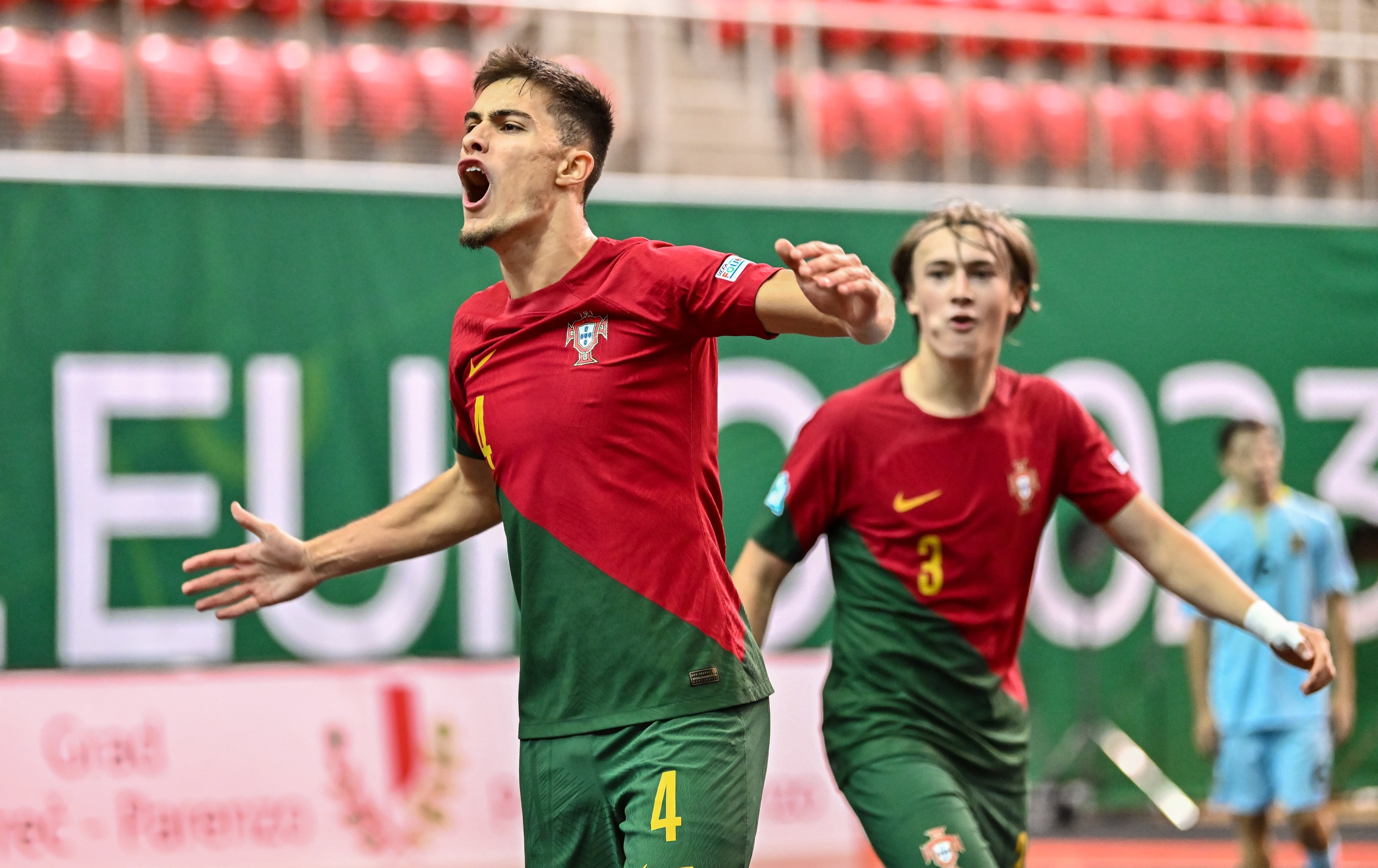 De 0-2 para 6-2: Portugal faz reviravolta fantástica e sagra-se campeão  europeu de sub-19 pela 1.ª vez - Futsal - SAPO Desporto