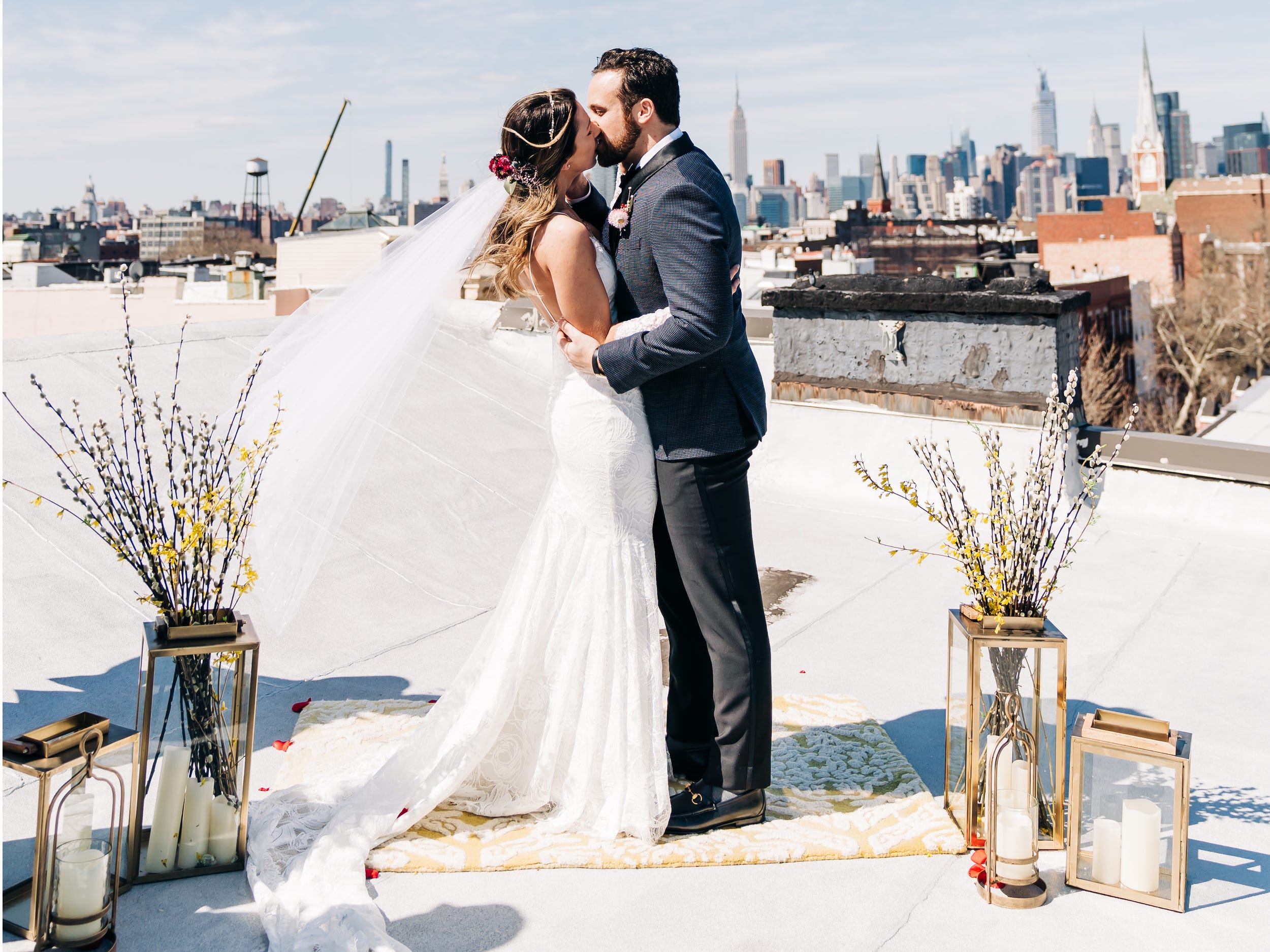 Casal casou-se no telhado depois de cancelar a cerimónia com 200 convidados. Veja as fotos