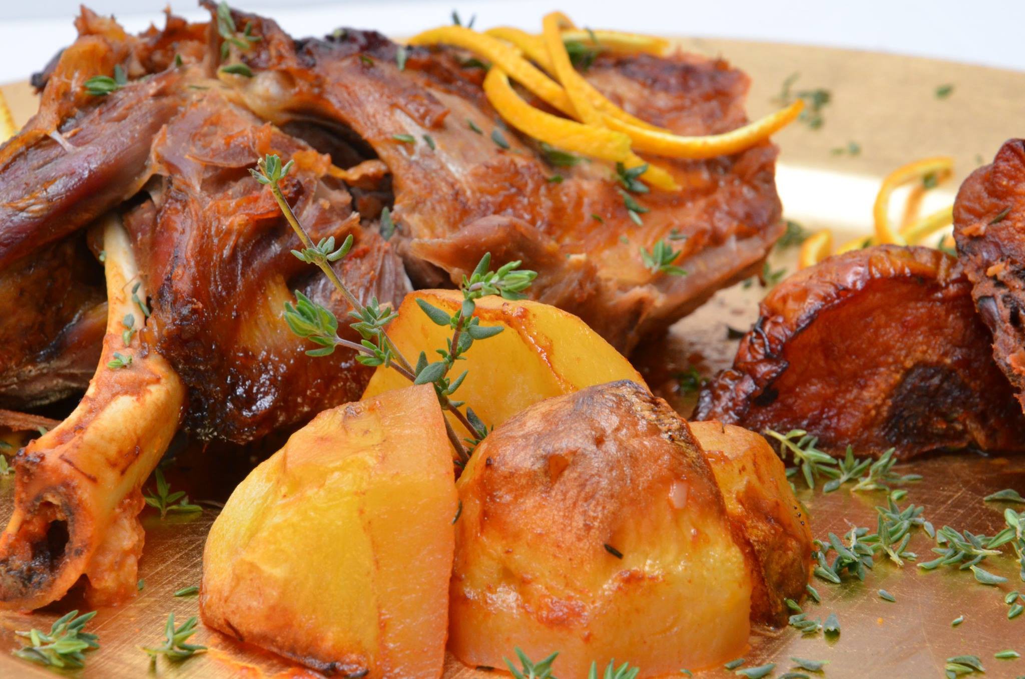 Estes 5 restaurantes tratam-lhe do almoço de Páscoa (e não vai faltar o cabrito assado no forno)