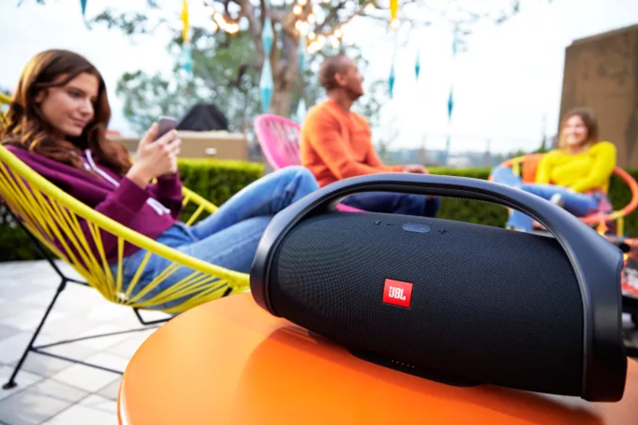 A nova Boombox da JBL vai ser grande, à prova de água e com bateria para 24 horas de música