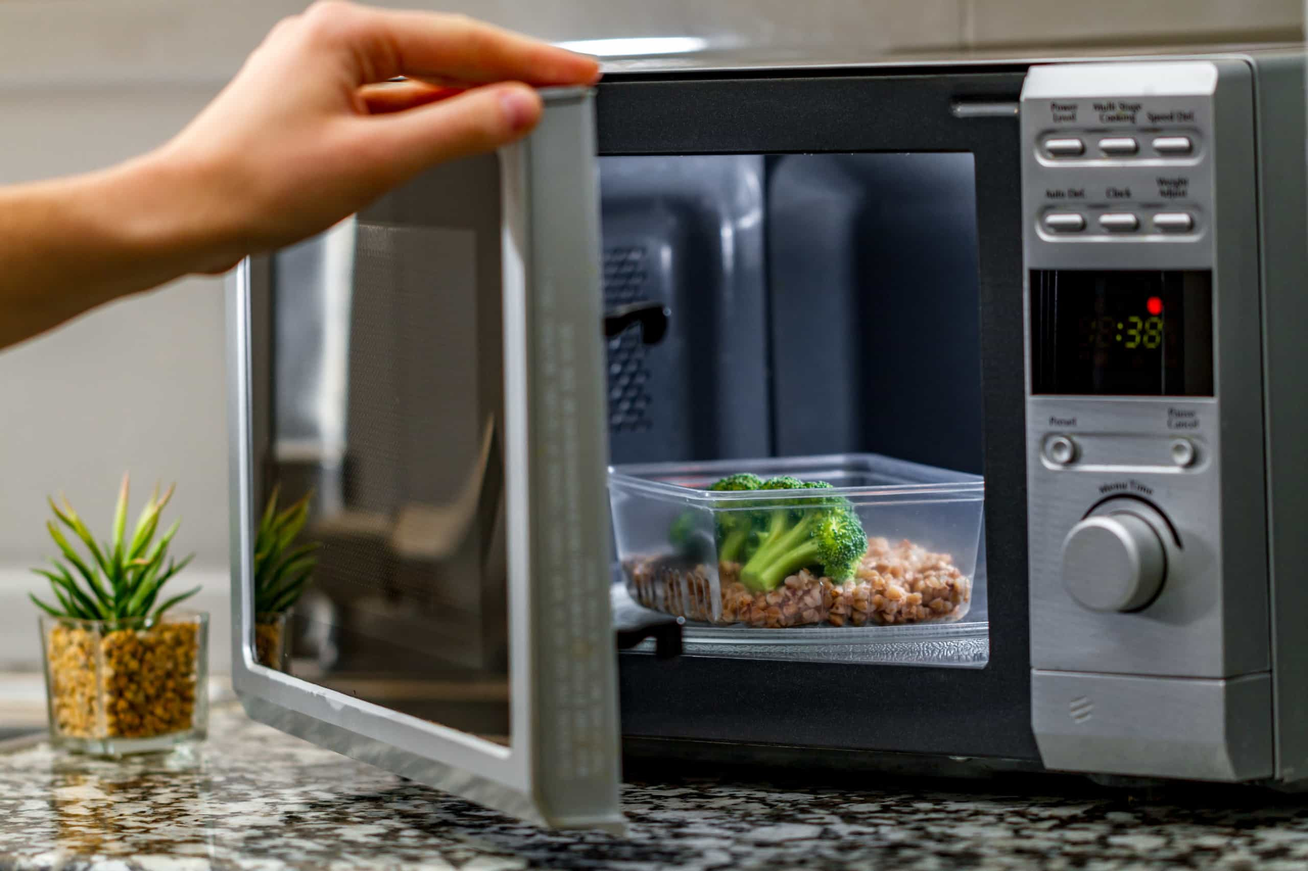 Разогрев в свч. Микроволновая печь Microwave Oven. Samsung Microwave Oven m7135. Прибор для разогрева еды вместо микроволновки. Микроволновка с едой.