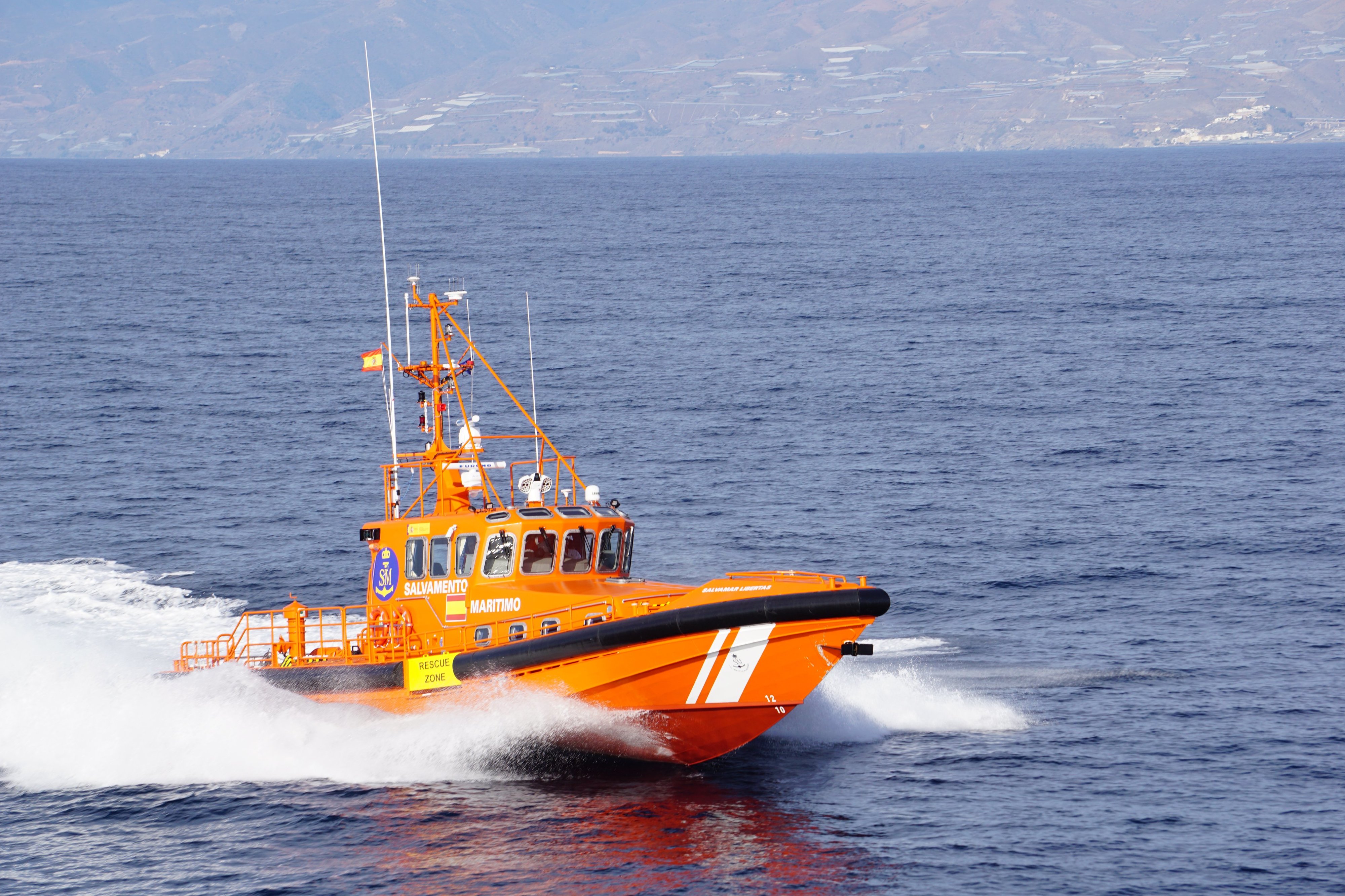 Três migrantes resgatados após viajarem 11 dias no leme de um petroleiro. Veja a foto impressionante