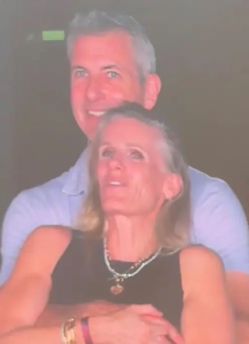 Ex da mulher apanhada na “kiss cam” com o chefe no concerto dos Coldplay fala sobre o fim do casamento
