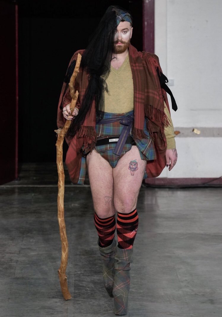 Sam Smith desfila na Semana da Moda de Paris e a internet delira. “Look Caminho de Santiago Compostela”