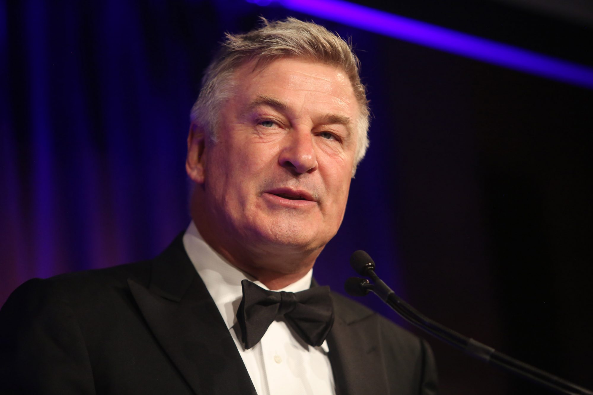 Alec Baldwin processado por “jogar roleta-russa com a arma sem ver se estava carregada”