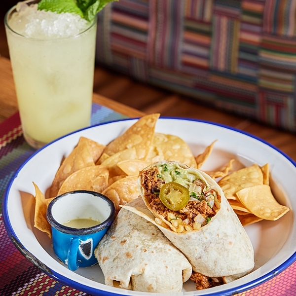 Aproveite a esplanada mais animada das Docas. Lat.A tem novo menu de almoço a 14€