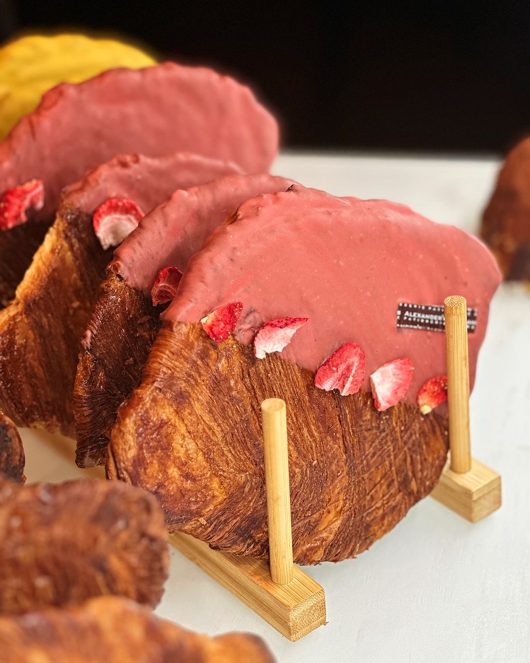 Nem brioche nem folhado. O que está a dar agora é o croissant espalmado (que ainda não chegou a Portugal)