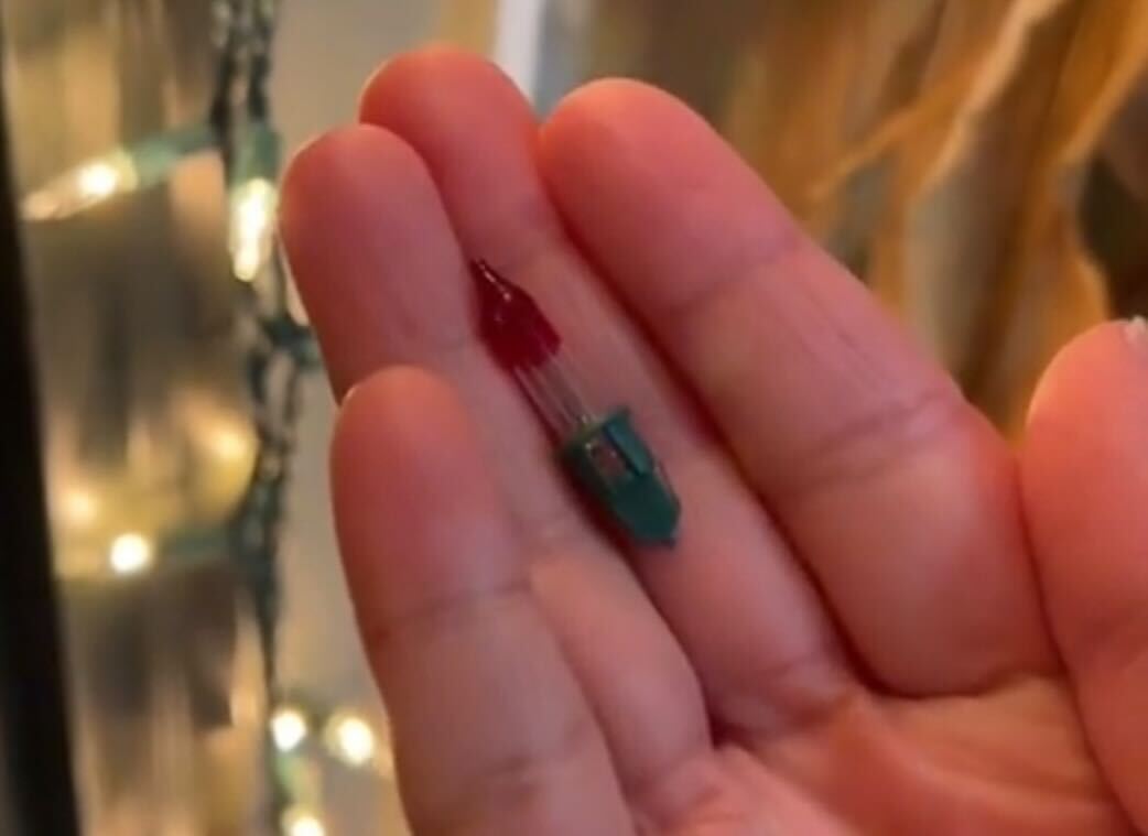 Tem a certeza de que sabe a função desta pequena lâmpada vermelha da gambiarra da sua árvore de Natal?